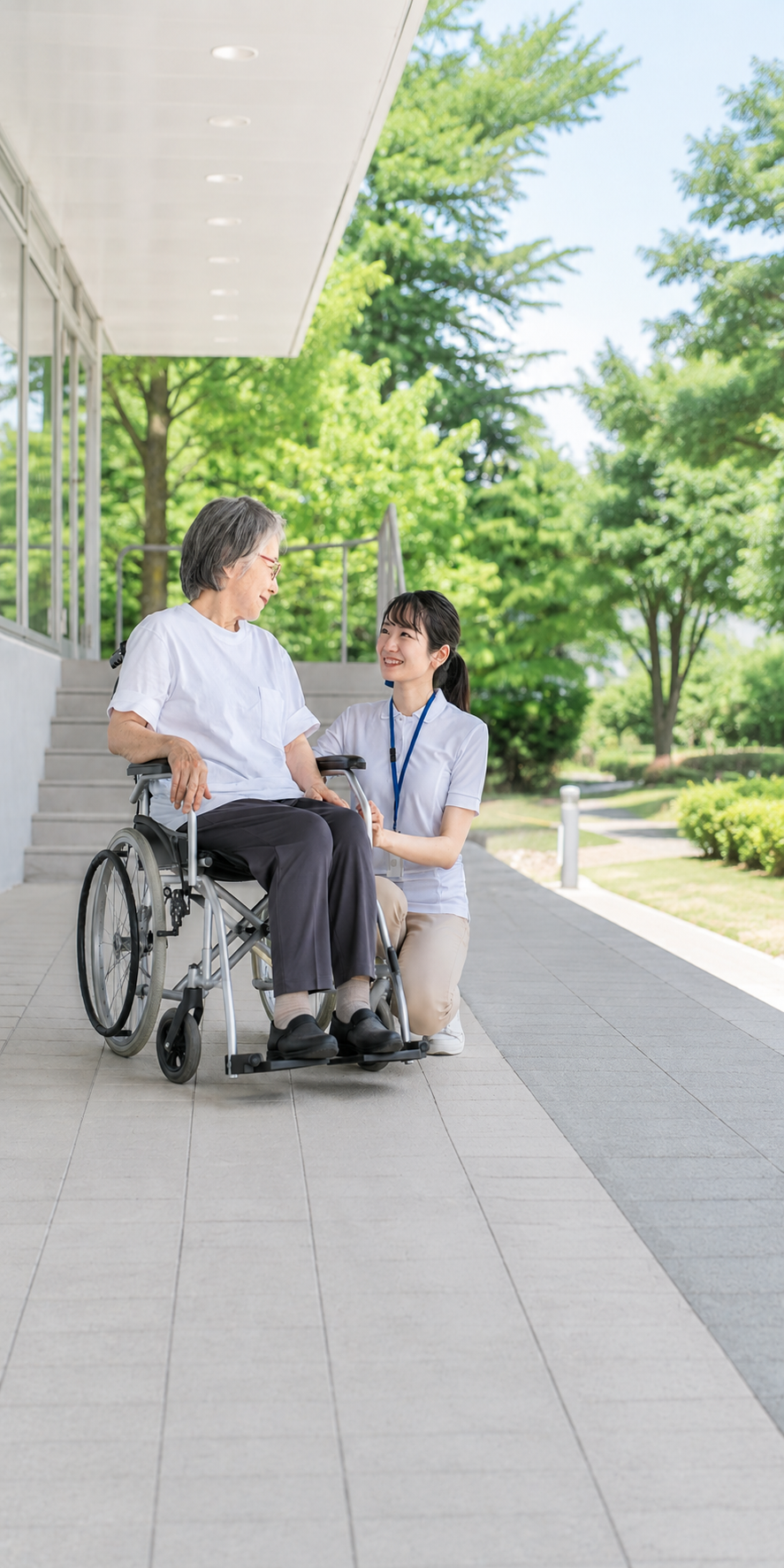 車椅子の利用者さまと寄りそうスタッフ