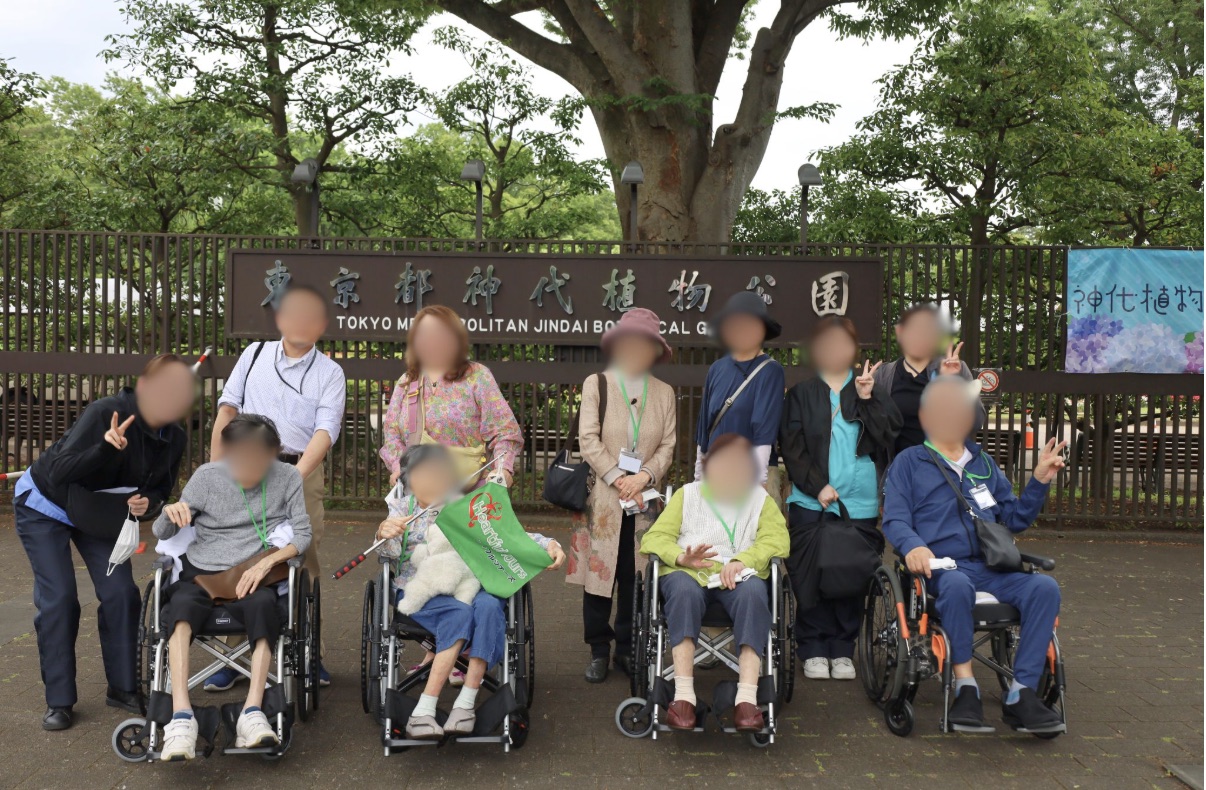 神代植物公園の入口前で撮影した参加者の集合写真
